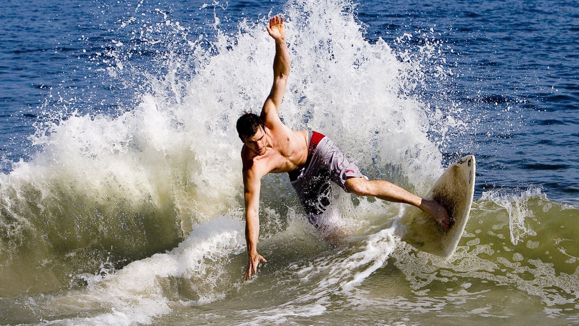 “从废墟中崛起！——逆风翻盘的冠军奇迹”，逆风笑解说废墟生存